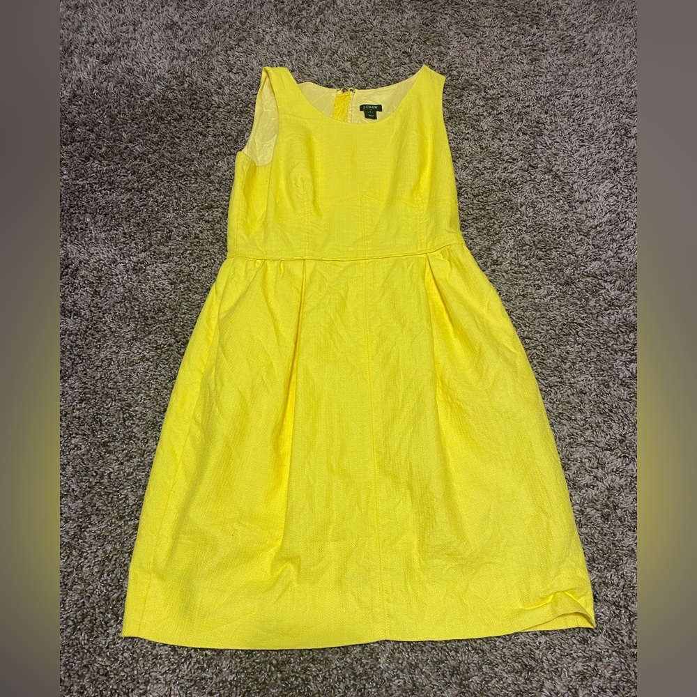 Super flattering yellow dress!